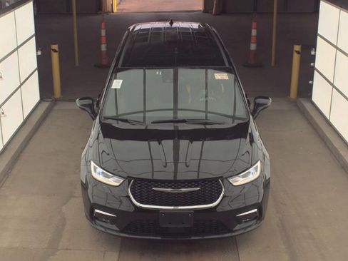 Used 2025 Chrysler Pacifica Select FWD image 2