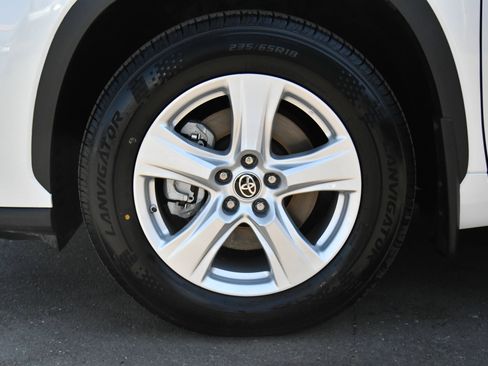 Used 2024 Toyota Highlander LE AWD/4WD image 12