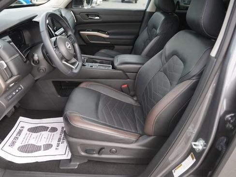 Used 2024 Nissan Pathfinder Platinum FWD image 9