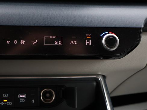 Used 2025 Kia Carnival EX image 28