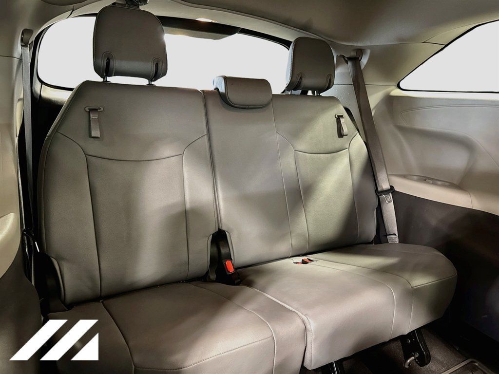 Used 2024 Toyota Sienna XLE AWD/4WD image 32