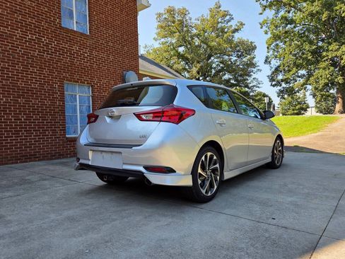 Used 2018 Toyota Corolla iM w/ Carpet Mat Package (TMS) FWD image 5