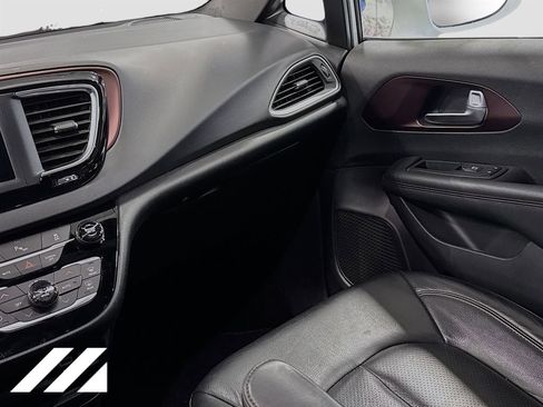 Used 2020 Chrysler Pacifica Touring-L FWD image 24