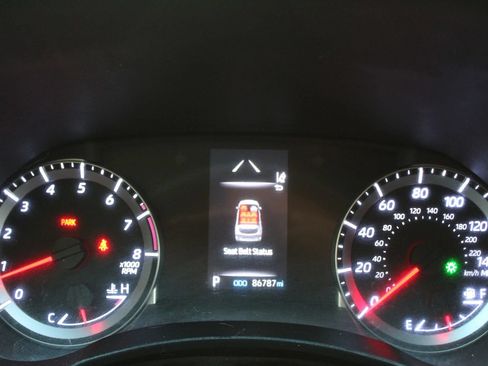 Used 2021 Toyota Highlander L FWD image 17