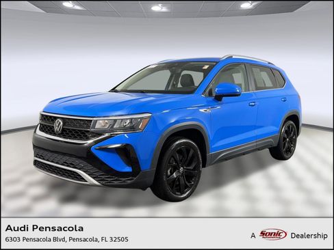 Used 2023 Volkswagen Taos SE w/ Black Wheel Package FWD image 1