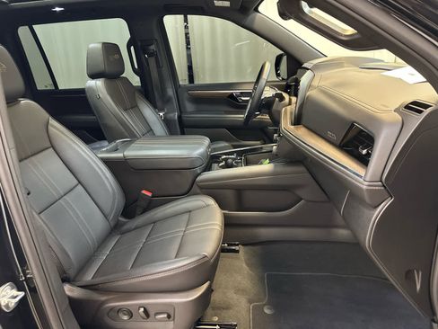 Used 2025 Chevrolet Suburban High Country AWD/4WD image 17