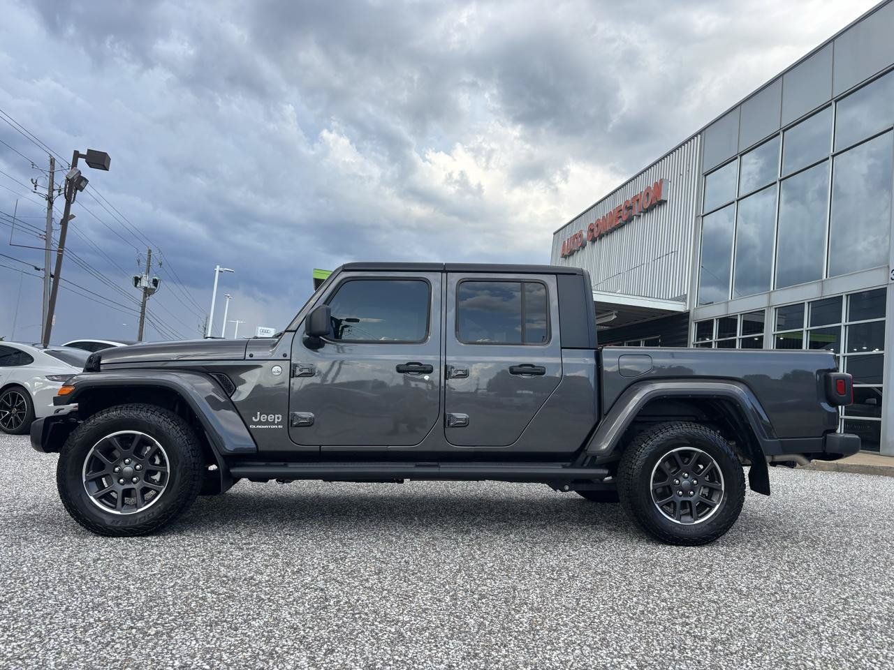 Used 2023 Jeep Gladiator Overland AWD/4WD image 2