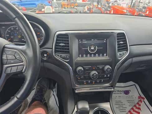 Used 2019 Jeep Grand Cherokee Laredo AWD/4WD image 19