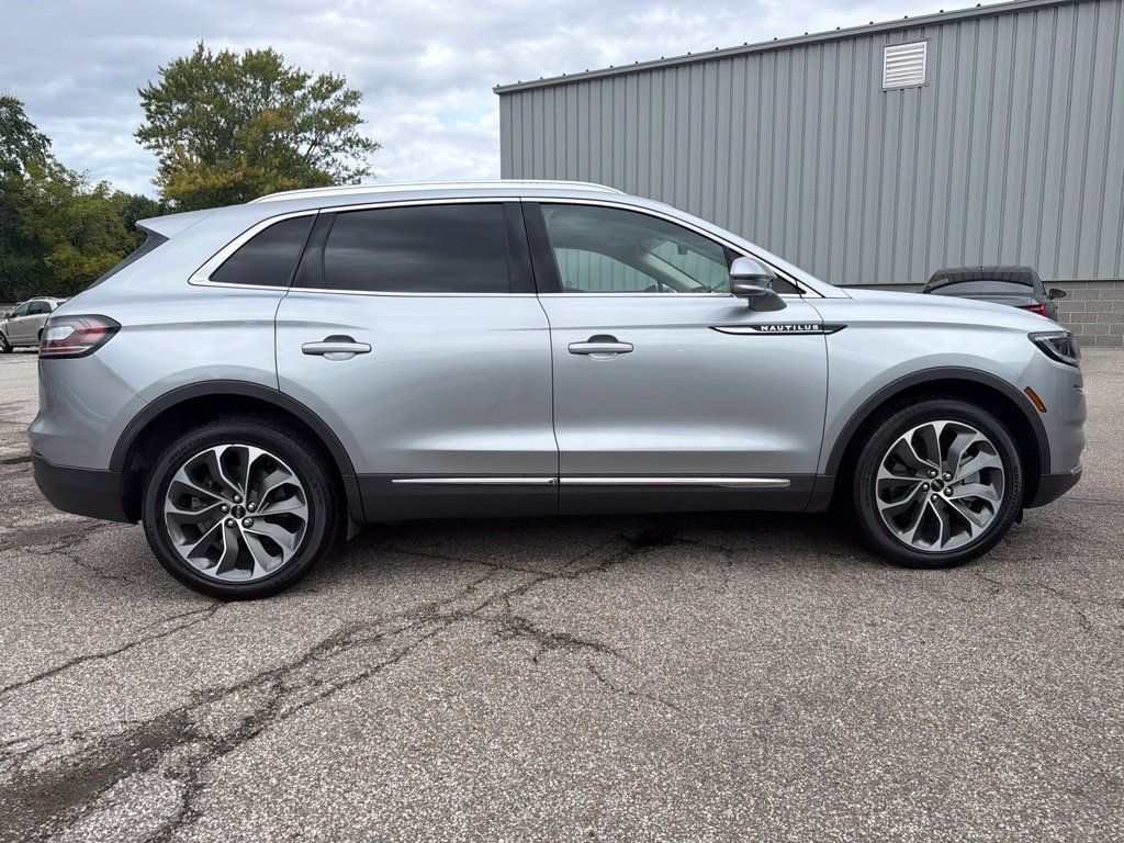 Used 2023 Lincoln Nautilus Reserve AWD/4WD image 6