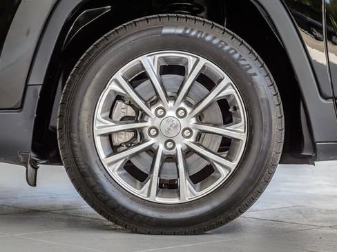 Used 2019 Jeep Cherokee Latitude Plus FWD image 12