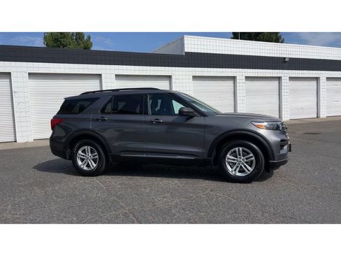 Used 2022 Ford Explorer XLT image 4