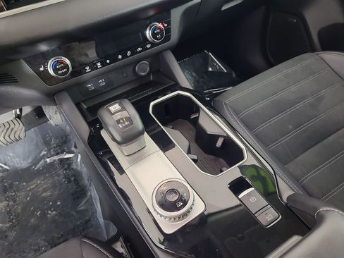 Used 2025 Mitsubishi Outlander AWD image 16