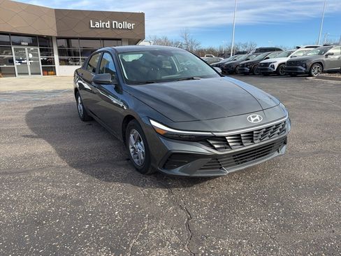 Used 2024 Hyundai Elantra SE image 3