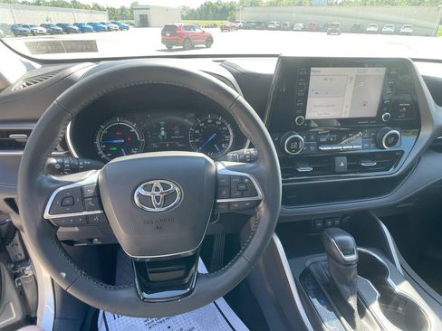Used 2021 Toyota Highlander XLE AWD/4WD image 15