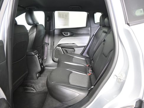 Used 2024 Jeep Compass Latitude AWD/4WD image 17