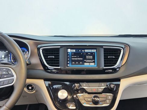 Used 2023 Chrysler Voyager LX image 23