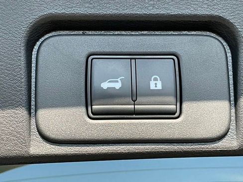 Used 2025 Nissan Rogue SV FWD image 18