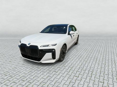 Used 2026 BMW 760i xDrive w/ Luxury Rear Seating Package AWD/4WD image 3