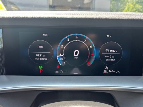 Used 2025 Volkswagen Tiguan SE AWD/4WD image 14