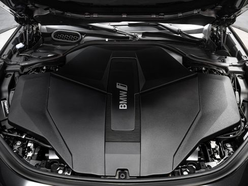 Used 2023 BMW i7 xDrive60 image 45