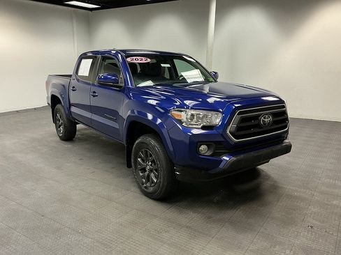 Used 2022 Toyota Tacoma SR5 w/ Black Out Package (TMS) AWD/4WD image 7