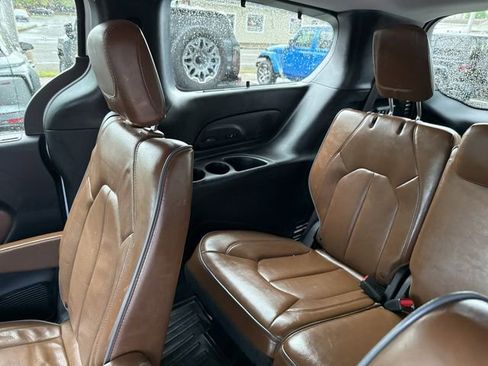 Used 2018 Chrysler Pacifica Limited w/ Advanced Safetytec Group FWD image 15