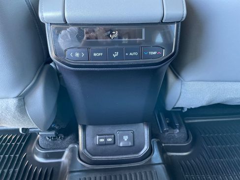 Used 2023 Toyota Highlander Limited AWD/4WD image 19