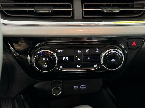 Used 2025 Chevrolet Trax LT w/ LT Convenience Package image 21