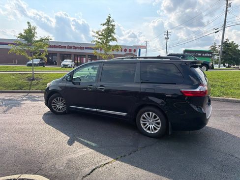 Used 2017 Toyota Sienna XLE Premium w/ Protection Package FWD image 12