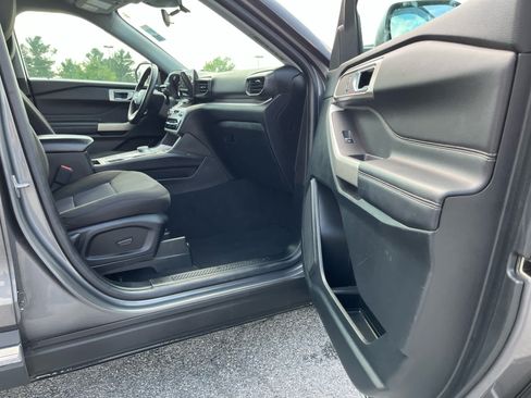 Used 2023 Ford Explorer XLT RWD image 35