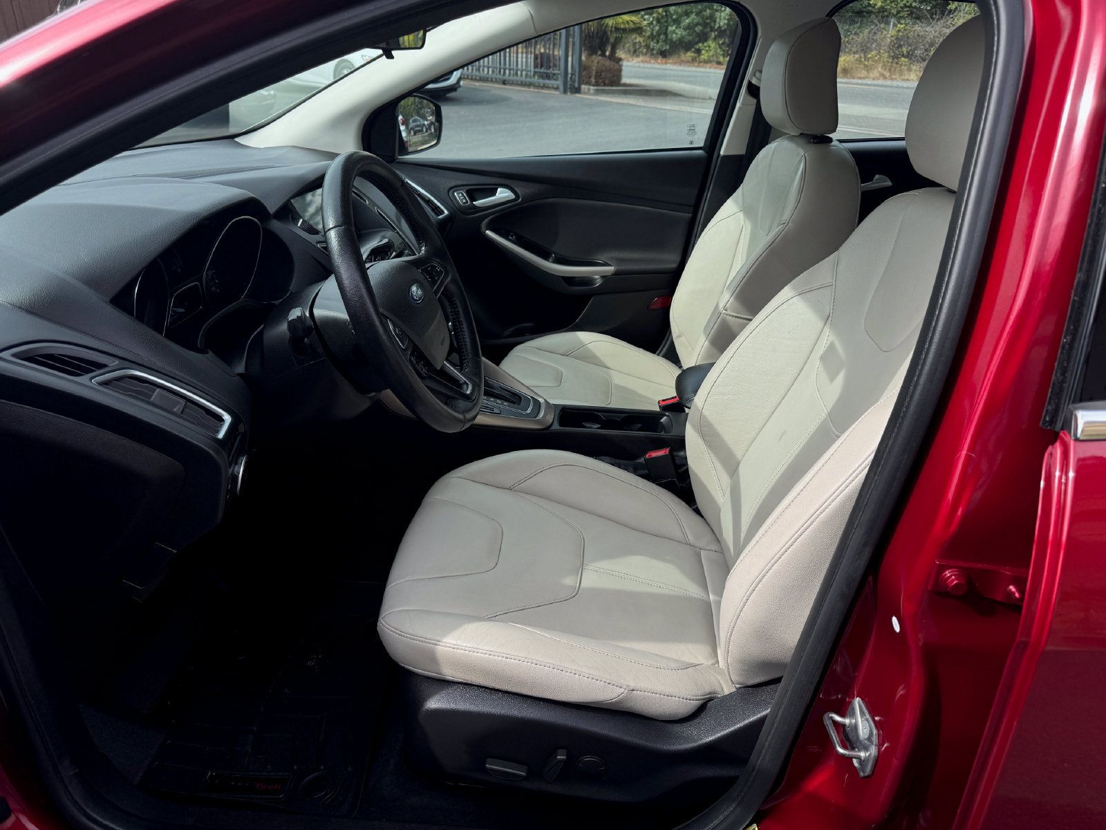 Used 2016 Ford Focus Titanium FWD image 9