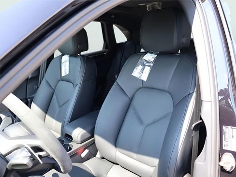 Certified 2025 Porsche Macan AWD/4WD image 5