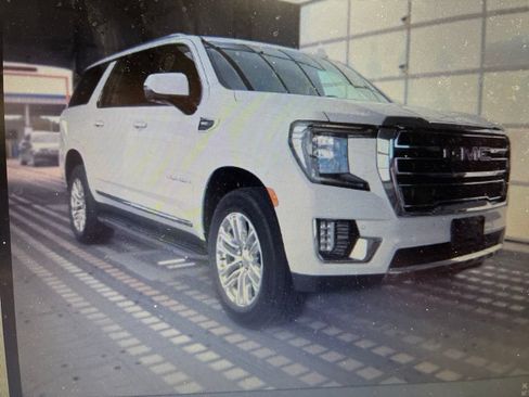 Used 2024 GMC Yukon XL SLT w/ SLT Premium Package AWD/4WD image 3