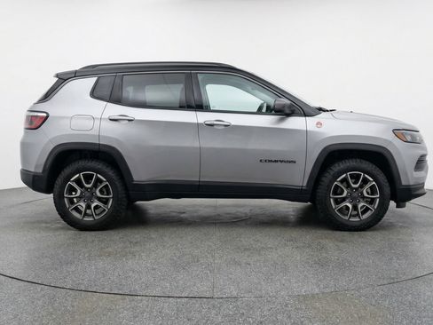 Used 2025 Jeep Compass Trailhawk AWD/4WD image 11
