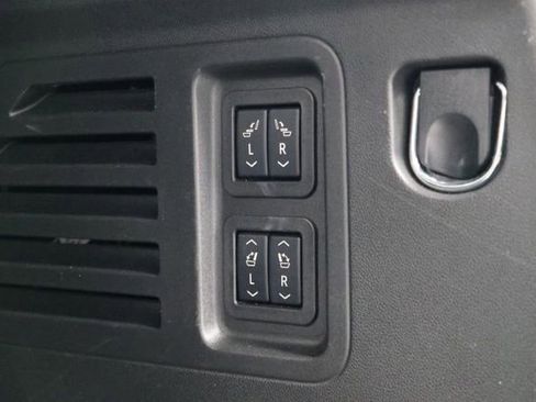 Used 2025 Chevrolet Traverse RS AWD/4WD image 42