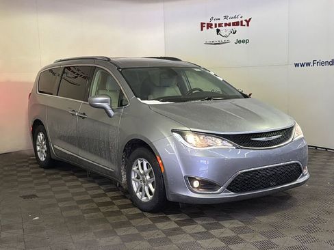 Used 2020 Chrysler Pacifica Touring-L image 2