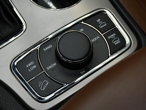 Used 2021 Jeep Grand Cherokee Overland AWD/4WD image 23