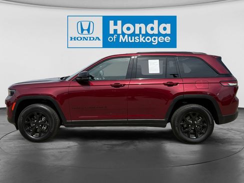 Used 2025 Jeep Grand Cherokee Altitude AWD/4WD image 8