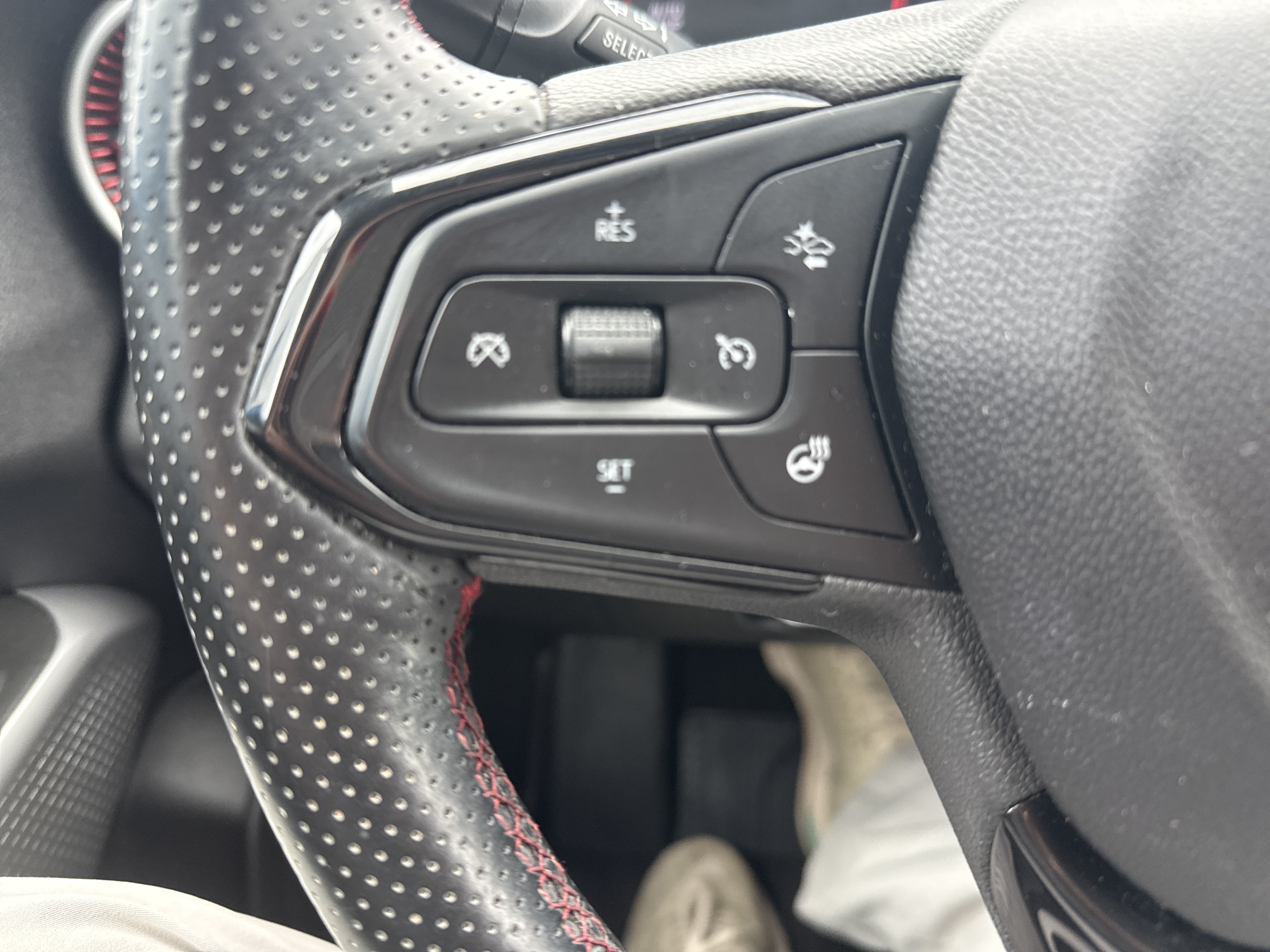 Used 2024 Chevrolet Trax RS w/ Driver Confidence Package FWD image 19