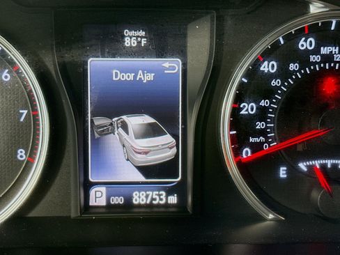 Used 2016 Toyota Camry SE image 16