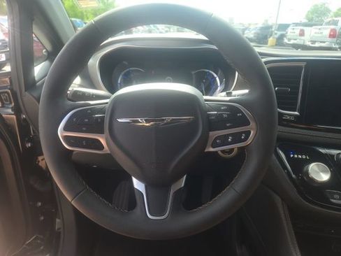 Used 2025 Chrysler Pacifica Pinnacle FWD image 32