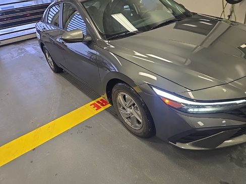 Certified 2025 Hyundai Elantra SE image 1