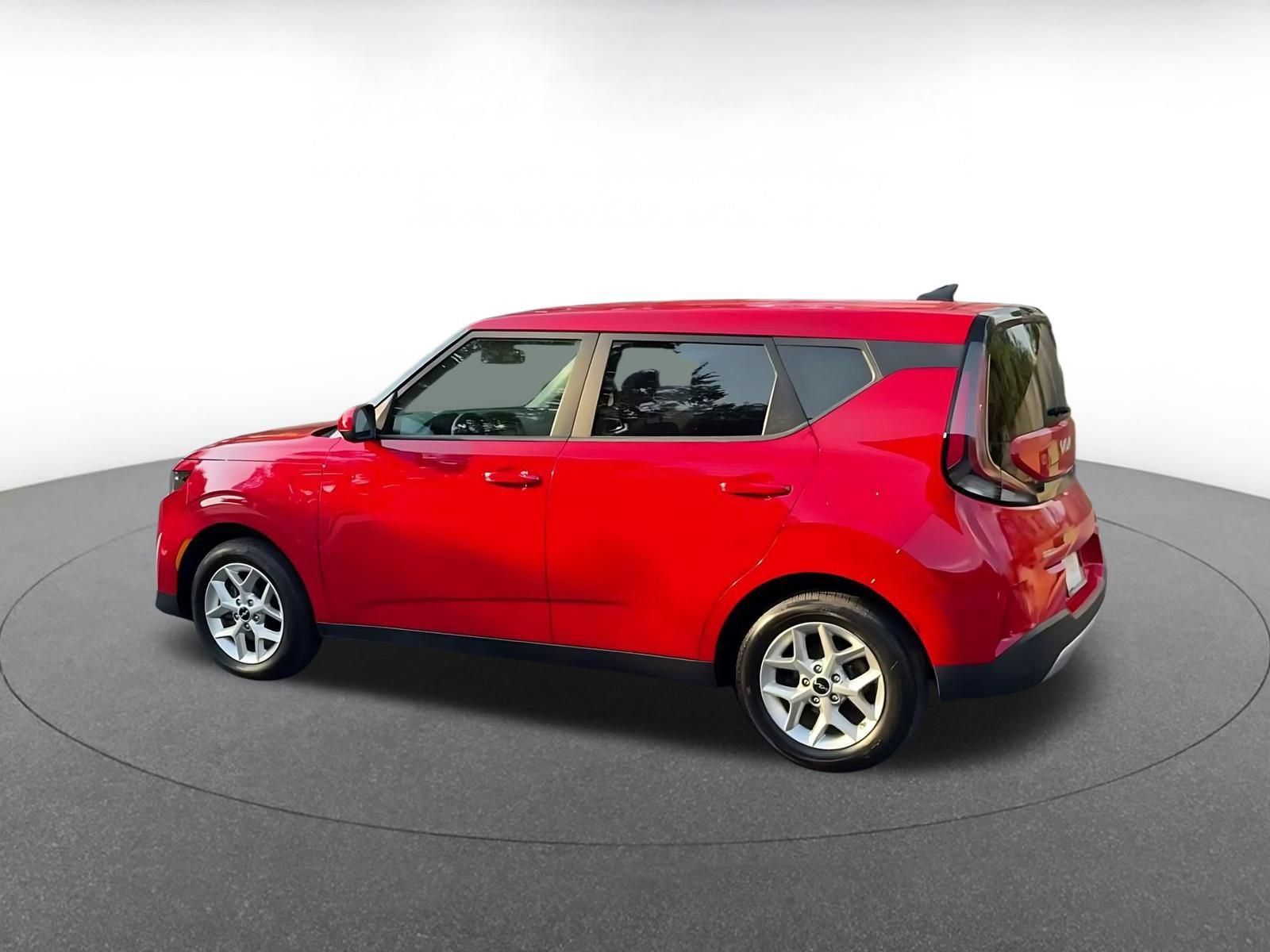Used 2025 Kia Soul LX w/ LX Technology Package FWD image 9