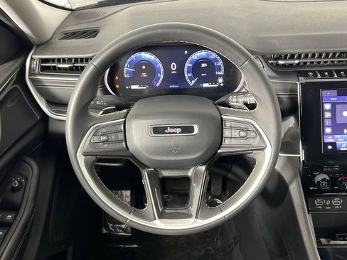 Used 2023 Jeep Grand Cherokee Laredo image 7