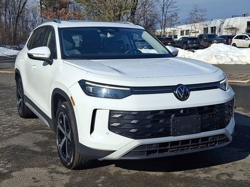 Certified 2025 Volkswagen Tiguan SE w/ Panoramic Sunroof Package image 2
