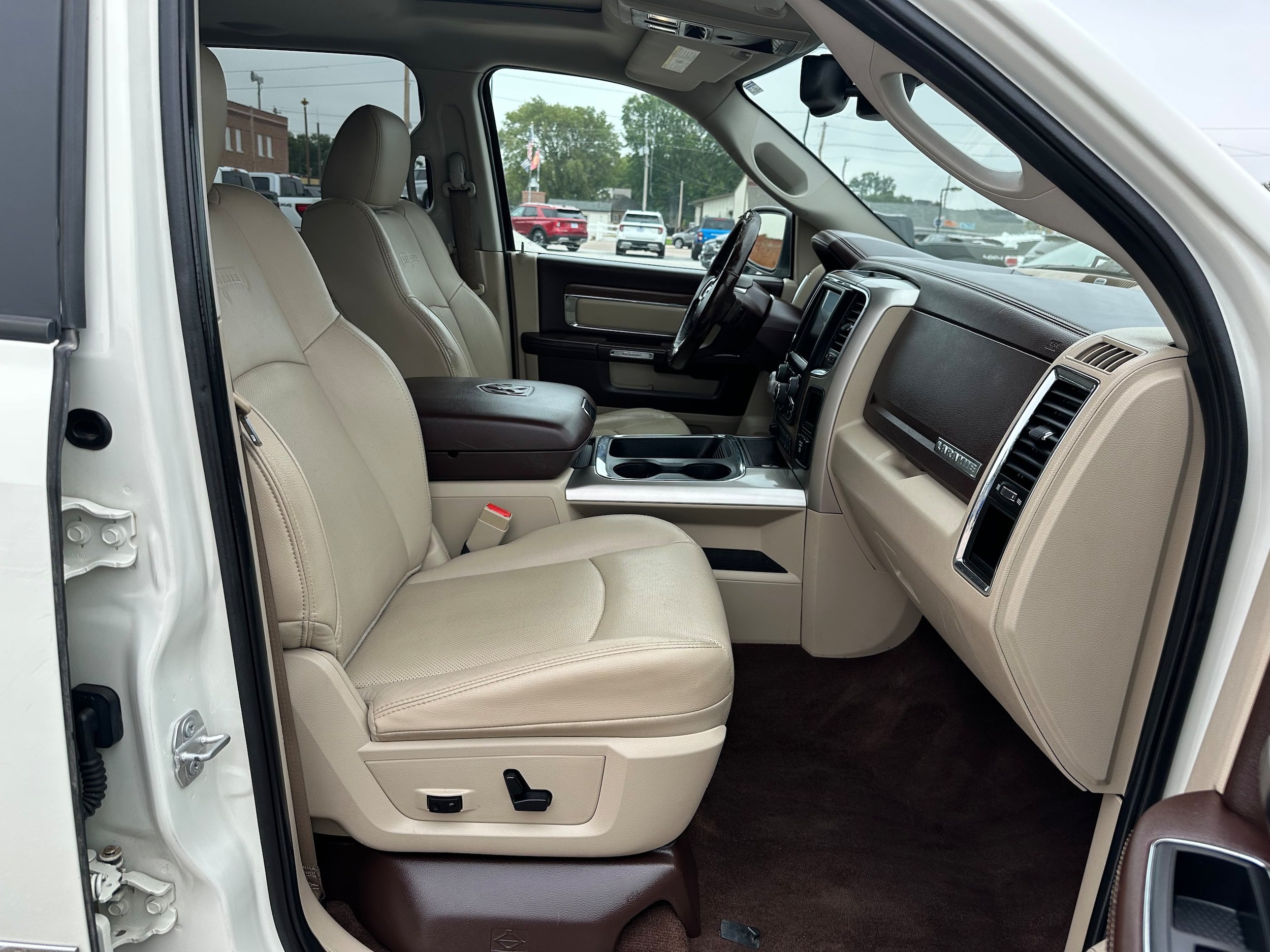 Used 2016 RAM 1500 Laramie w/ Convenience Group AWD/4WD image 12