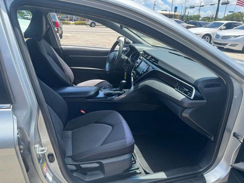 Used 2018 Toyota Camry LE image 3