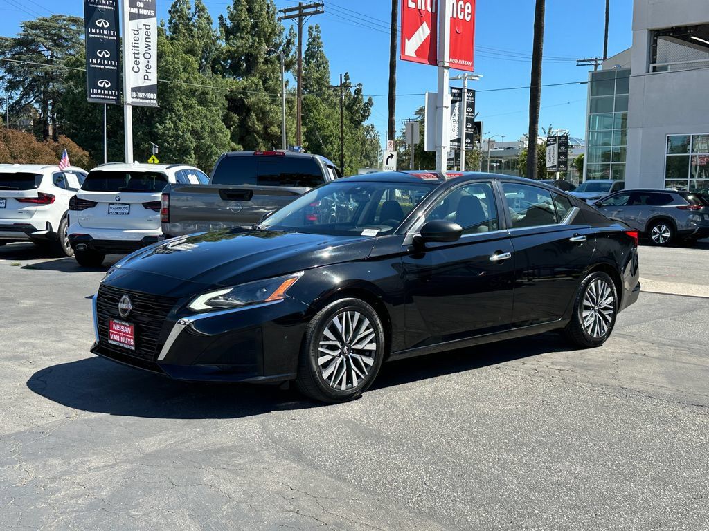 Used 2024 Nissan Altima 2.5 SV FWD image 2