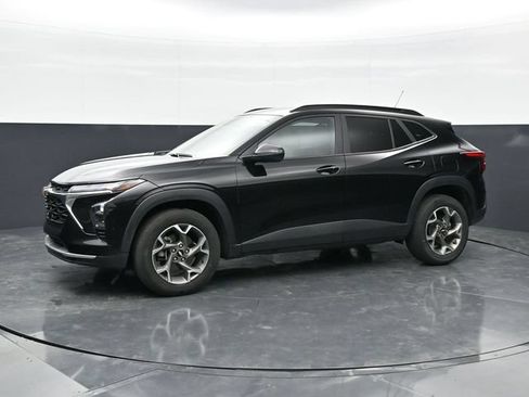 Used 2025 Chevrolet Trax LT w/ LT Convenience Package FWD image 6