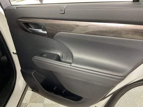 New 2026 Toyota Highlander Platinum image 23